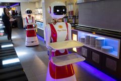 V nizozemské restauraci budou v době koronaviru hosty obsluhovat roboti