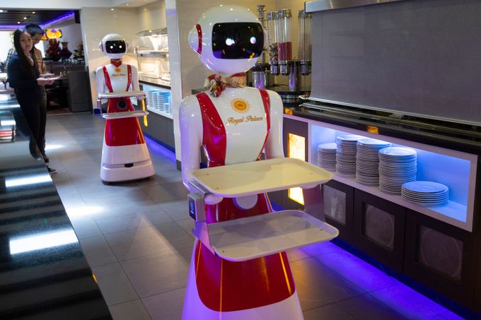 V nizozemské restauraci obsluhují hosty roboti.