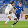 fotbal, kvalifikace Euro 2020 play off - Slovensko - Irsko Jeff Hendrick in action with Slovakia’s Ondrej Duda