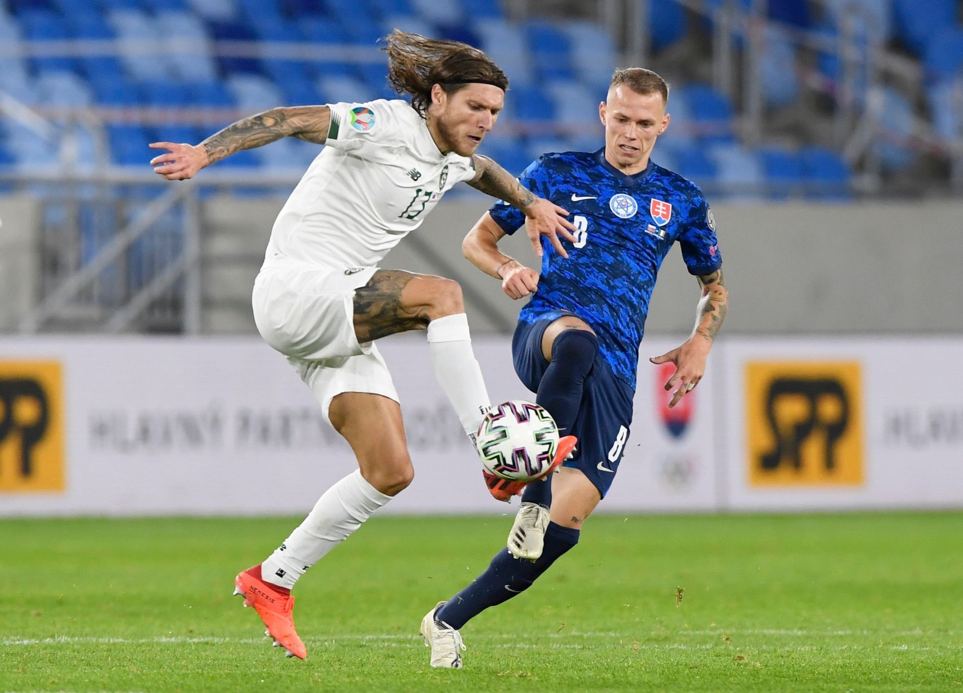fotbal, kvalifikace Euro 2020 play off - Slovensko - Irsko Jeff Hendrick in action with Slovakia’s Ondrej Duda