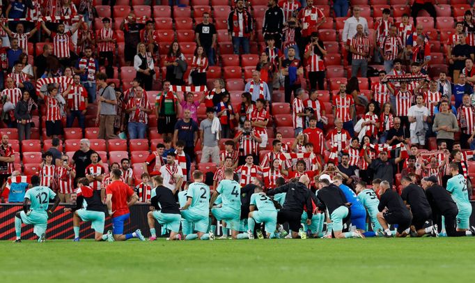 Klasická slávistická děkovačka po utkání v Baskicku