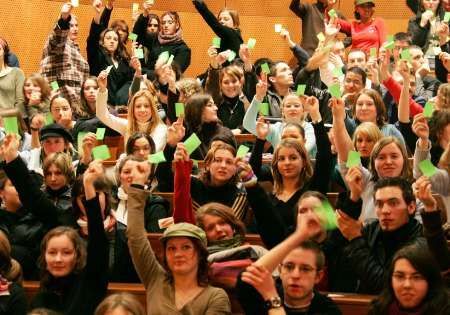 Francouzští studenti hlasují o zabarikádování univerzity
