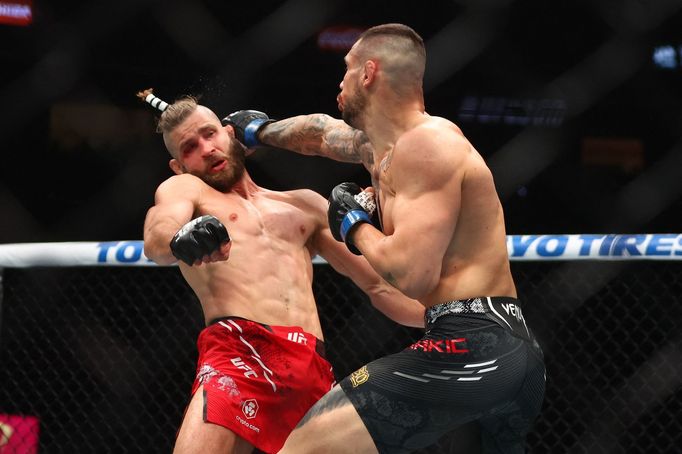 Jiří Procházka (v červených trenkách) při souboji s Aleksandarem Rakičem v rámci UFC 300