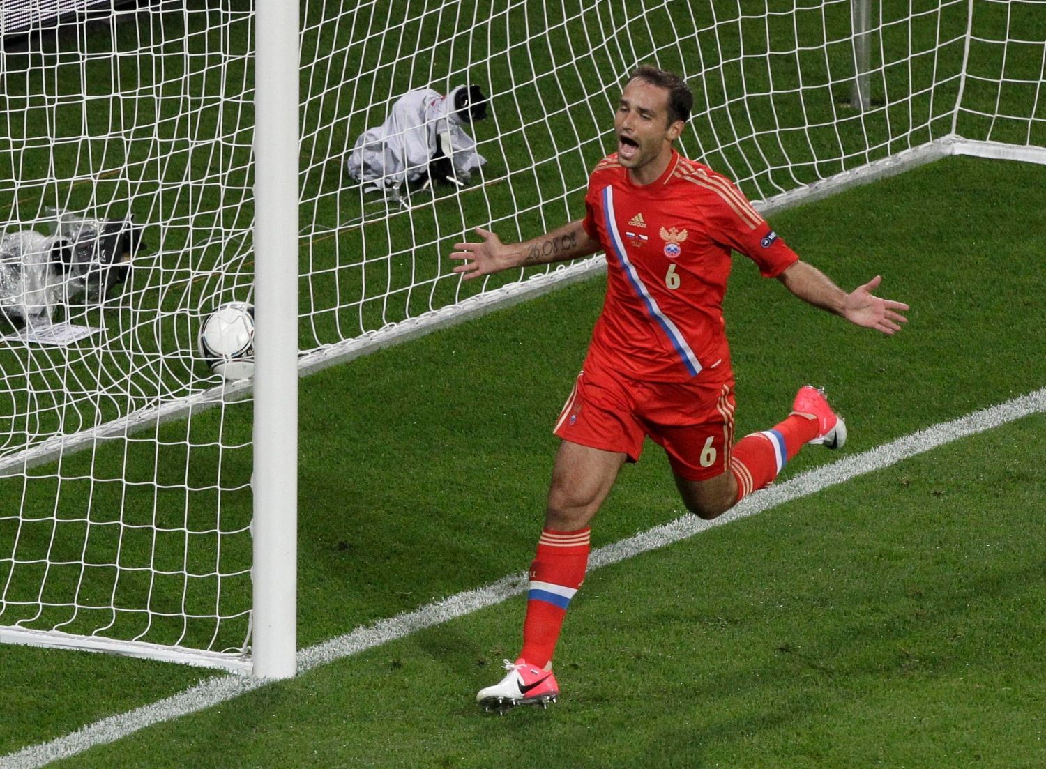 Roman Širokov se raduje z druhého ruského gólu v utkání Ruska s Českou republikou na Euru 2012.