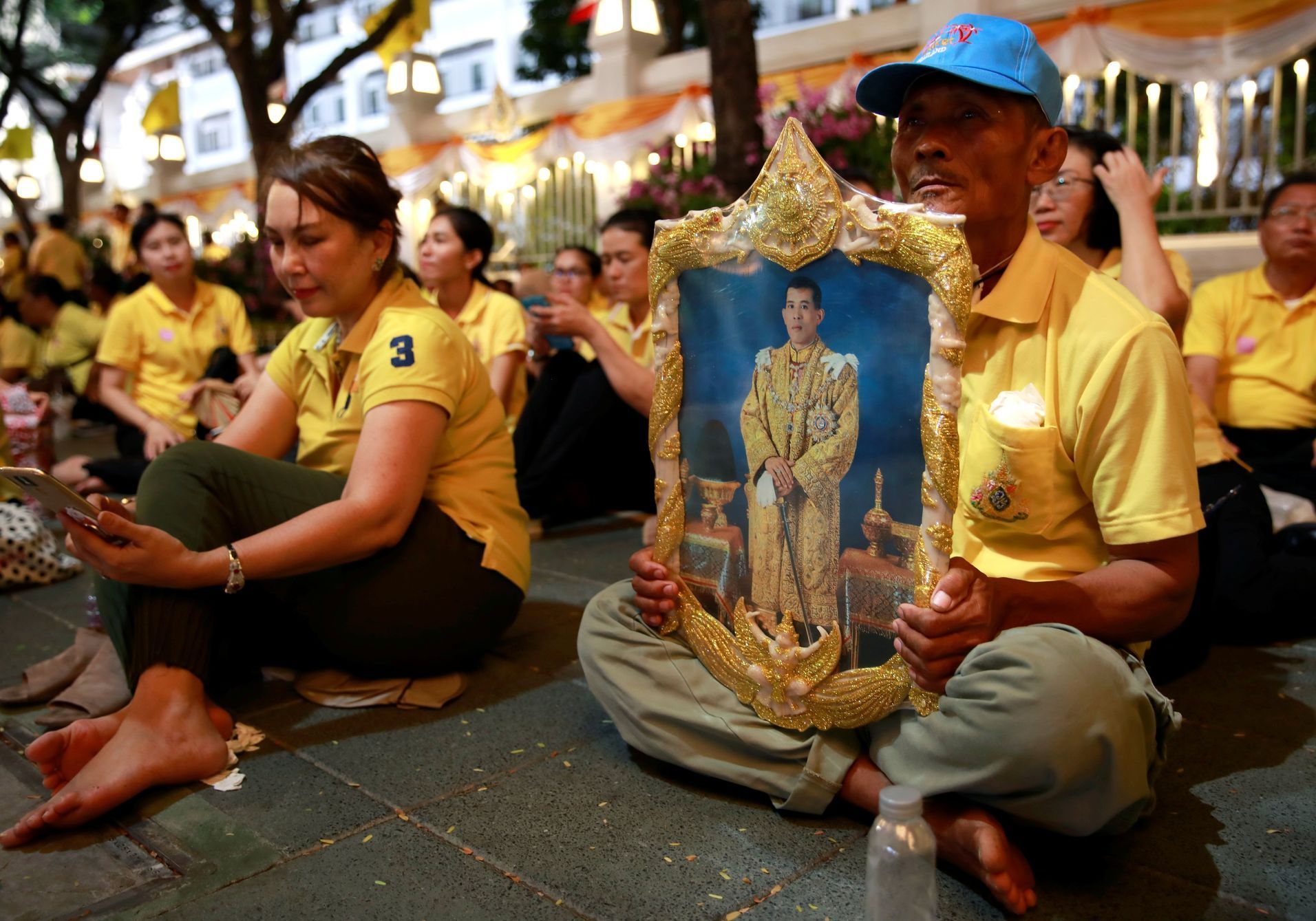 Thajci čekají před palácem na korunovaci krále