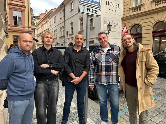 Pětice pracovníků v restauracích, která tvrdí, že by jim výrazně pomohlo osvobození spropitného od daní a odvodů na zdravotním a sociálním pojištění.