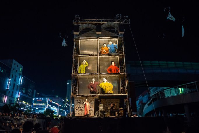 Specializují se na živé malování ve velkém měřítku – přímo před zraky diváků a ve veřejném prostoru.
