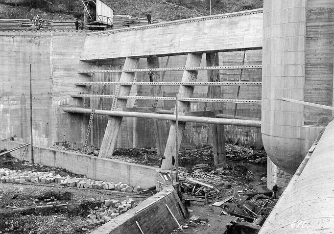 Historická fotografie zachycující výstavbu vodní nádrže Štěchovice, která probíhala mezi lety 1937 a 1944, navzdory válečným komplikacím.