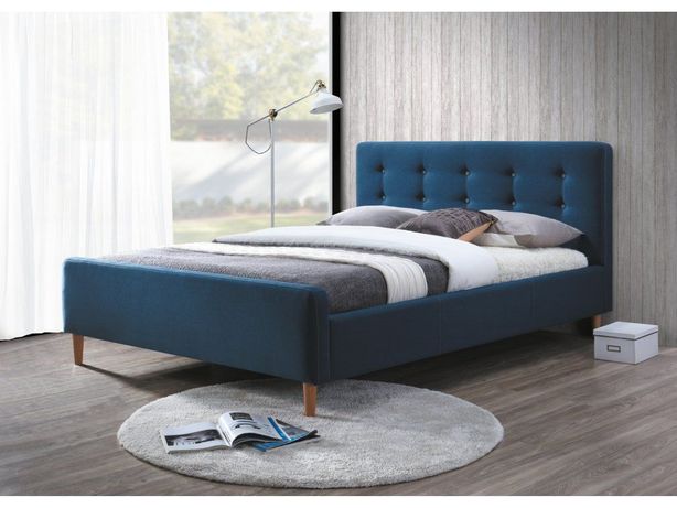 Nadčasová tmavě modrá postel Pinko se sametovým čalouněním vnese do interiéru letního ducha a uklidnění.