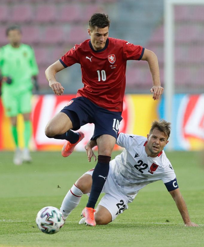 Patrik Schick a Amir Abrashi v zápase Česko - Albánie