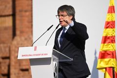 Puigdemont se po sedmi letech vrátil do Barcelony. Vystoupil na demonstraci a zmizel