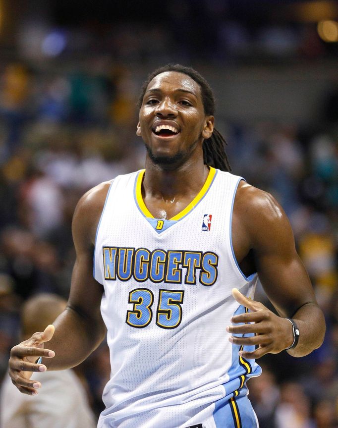 Kenneth Faried z Denveru se raduje po výhře nad Los Angeles Clippers