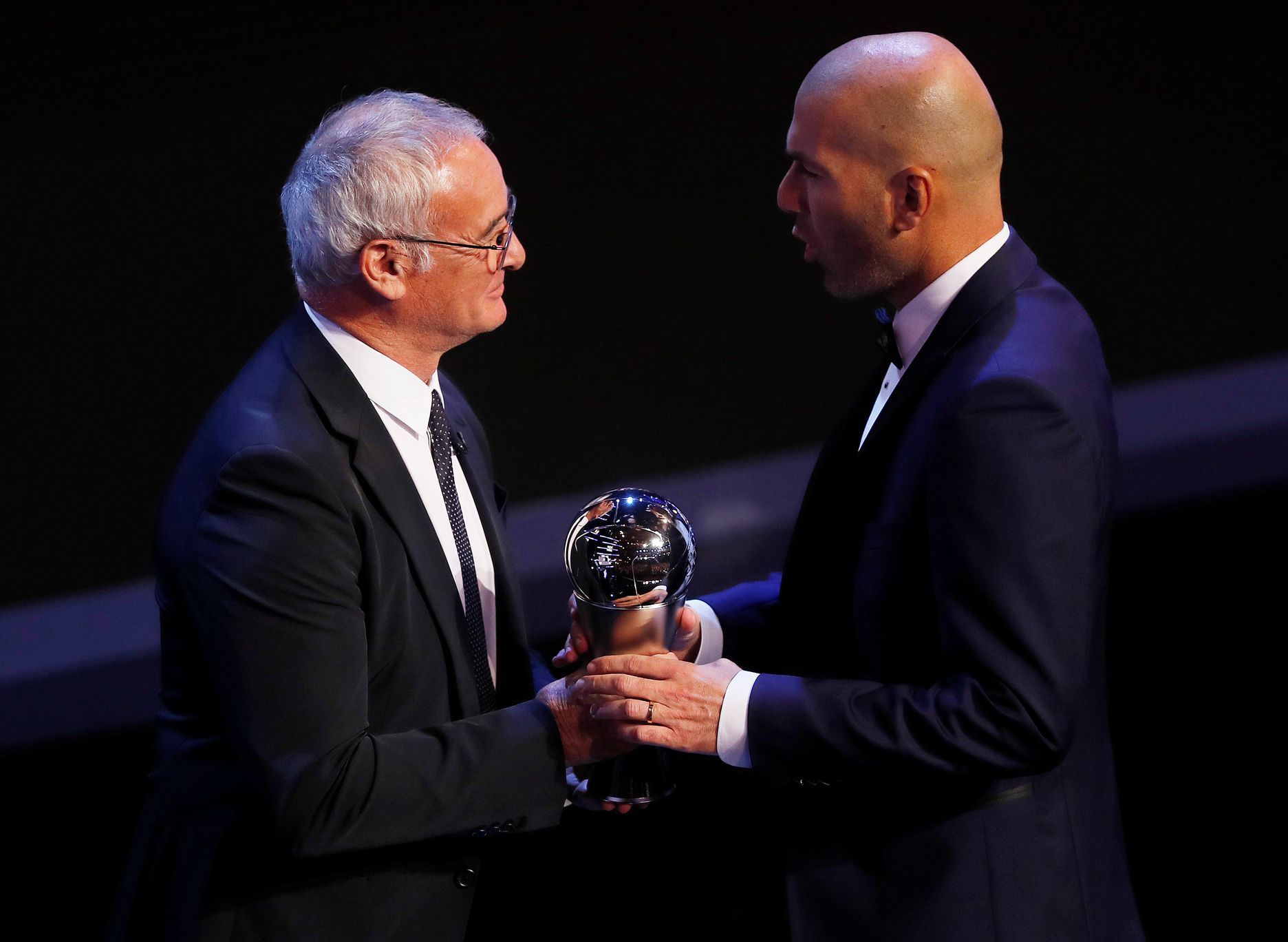 Claudio Ranieri předává Zinedinu Zidanovi trofej pro nejlepšího trenéra sezóny
