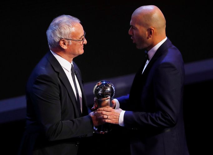 Claudio Ranieri předává Zinedinu Zidanovi trofej pro nejlepšího trenéra sezóny. Vyhlášení výsledků ankety FIFA o nejlepší fotbalisty světa za sezonu 2016/2017.