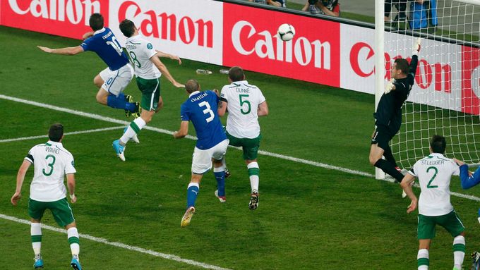 Antonio Cassano střílí vítěznou branku proti Irsku