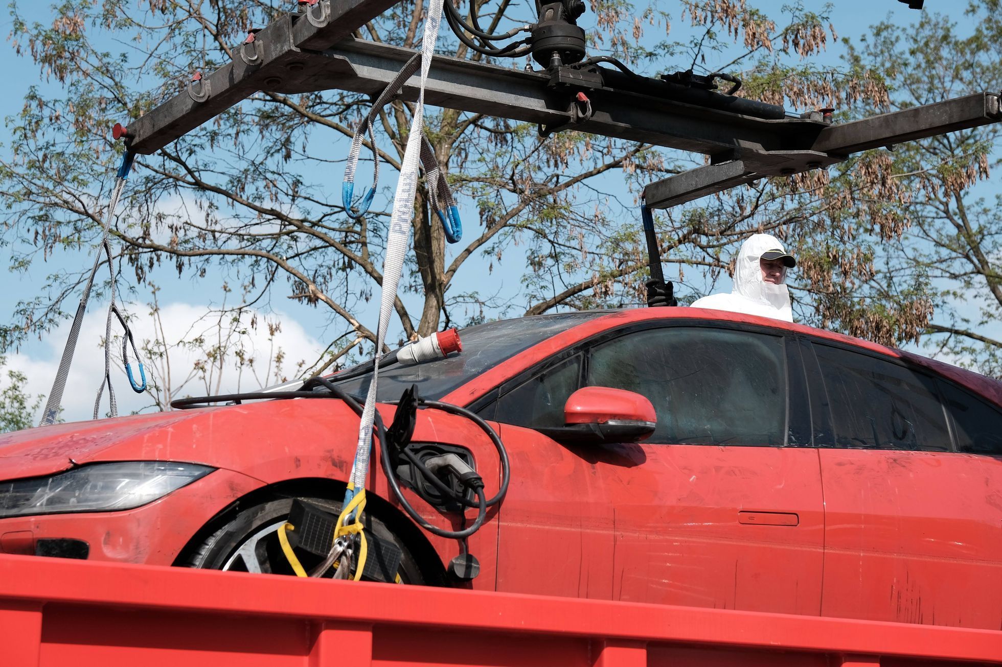 Hašení elektromobilu, hašení aut v garáži, garáž, požár