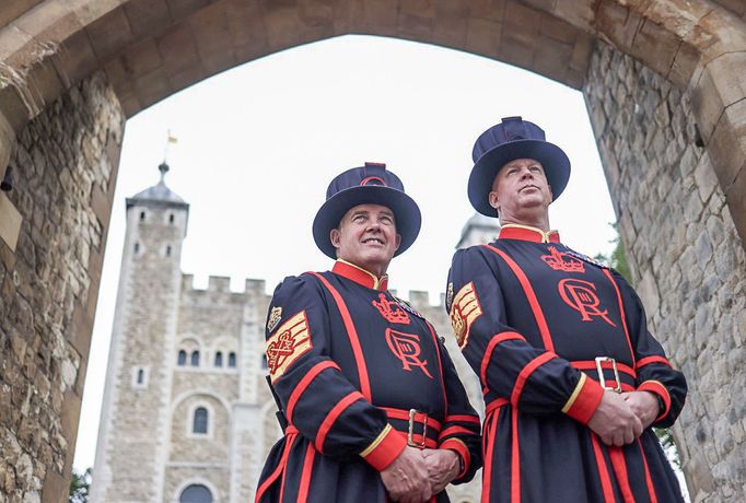 Hlavní vězeňský dozorce Rob Fuller a vězeňský kat Clive Towell pózují u Toweru v Londýně, 18. července 2023. Beefeateři jsou ceremoniální strážci této historické pevnosti