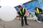 Berlínská zeď o víkendu symbolicky ožila, když na 15 kilometrech její někdejší trasy vyrostla instalace z bílých svítících balónů...