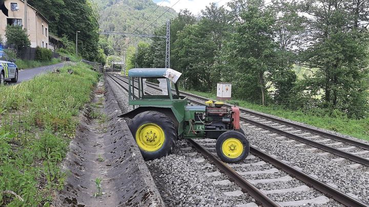 Kuriózní případ na železnici. Koleje v Děčíně zablokoval traktor, sjel ze zahrady