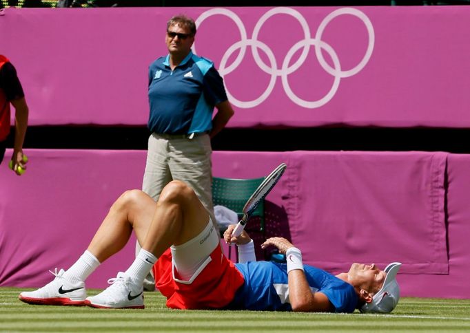 Český tenista Tomáš Berdych v utkání s Belgičanem Stevem Darcisem na OH 2012 v Londýně.