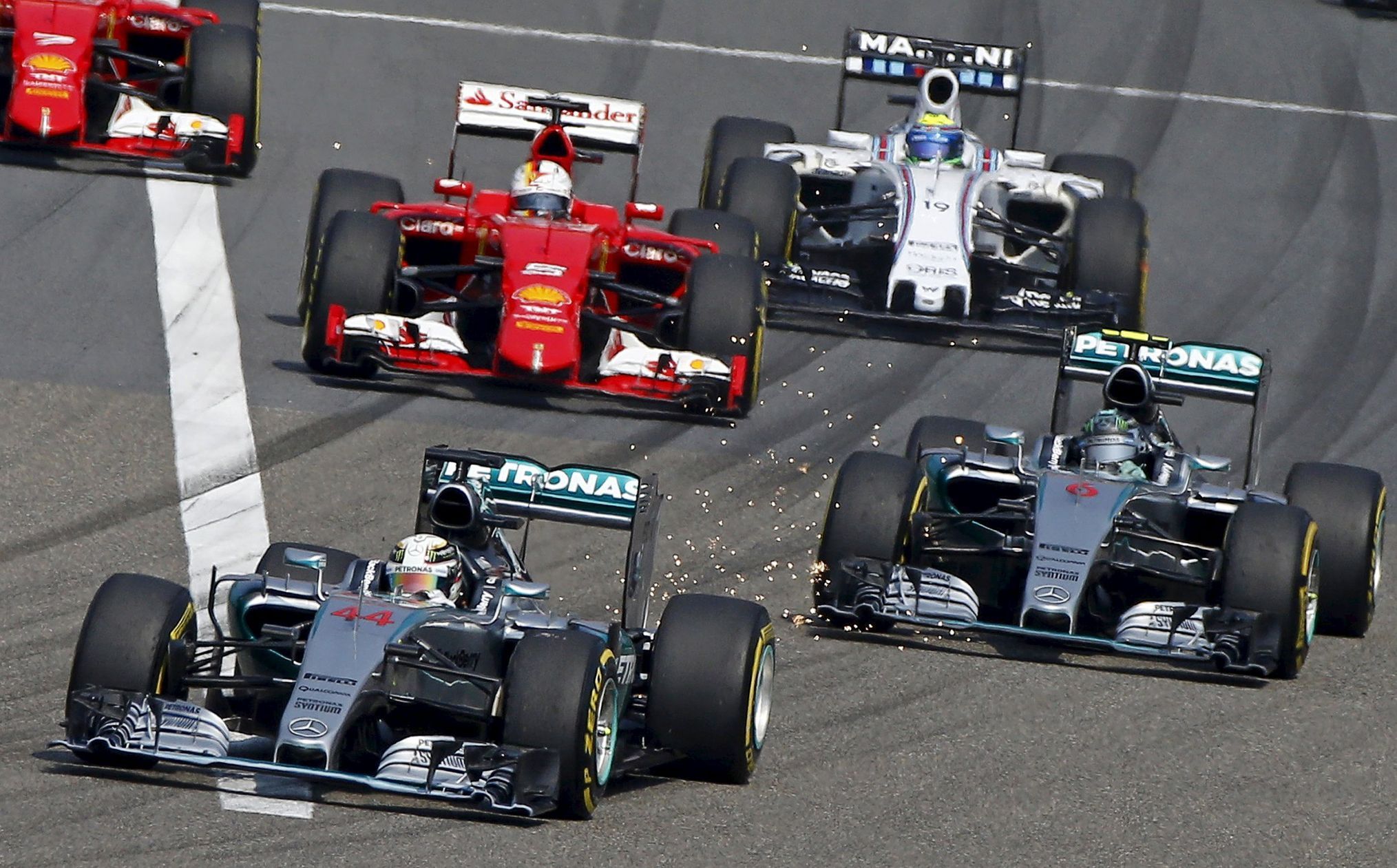 F1, VC Číny: Lewis Hamilton, Mercedes; Nico Rosberg, Mercedes; Sebastian Vettel, Ferrari - start