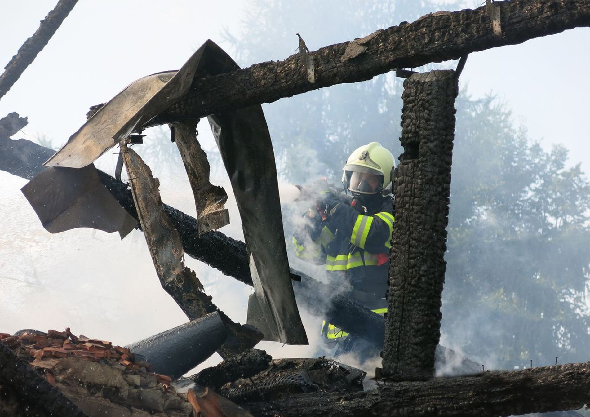 Hasič Vlastimil Kremel z Novojičínska zasahoval během dvaceti let téměř u dvou tisíc výjezdů. Snímky ho zachycují při práci. Nyní je vážně nemocný a přátelé pro něj uspořádali sbírku, aby mu pomohli.