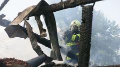Hasič Vlastimil Kremel z Novojičínska zasahoval během dvaceti let téměř u dvou tisíc výjezdů. Snímky ho zachycují při práci. Nyní je vážně nemocný a přátelé pro něj uspořádali sbírku, aby mu pomohli.