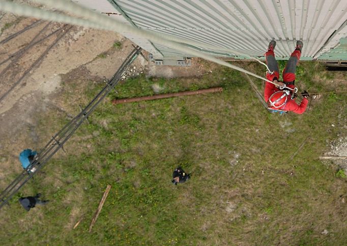 Dvanáct dobrovolníků Greenpeace ze tří zemí obsadilo dvě těžní věže dolu Frenštát v Beskydech.