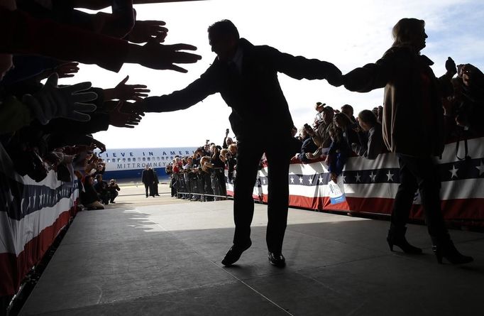 Republican presidential nominee Mitt Romney greets audience members as they take the stage at a campaign rally in Dubuque, Iowa November 3, 2012. REUTERS/Brian Snyder (UNITED STATES - Tags: POLITICS ELECTIONS USA PRESIDENTIAL ELECTION) Published: Lis. 3, 2012, 6:12 odp.