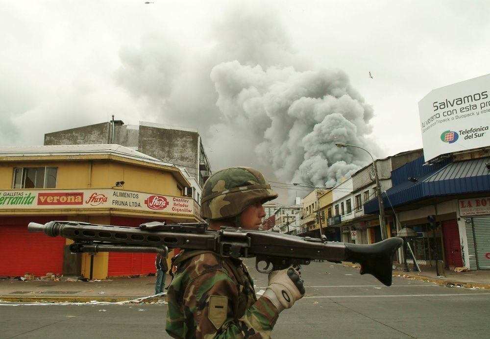 Vojáci v Chile po zemětřesení