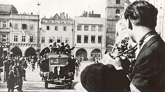 České Budějovice 9. května 1945. V pozadí funkcionalistická budova městské spořitelny, kde o šest dní později dojde k sedminásobné vraždě