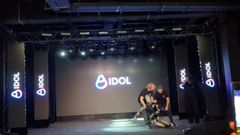 Robot při představení spadl přímo na jevišti