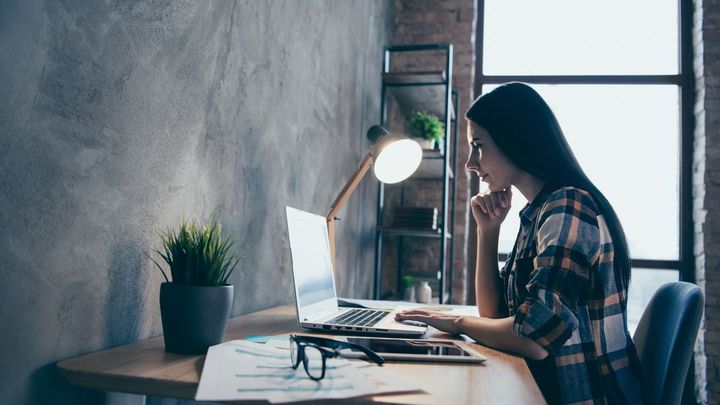 Třetina Čechů má vhodné podmínky pro home office, mladí si oblíbili práci z postele