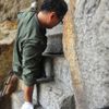 Foto: Beznohý zpěvák po rukách zdolal pohoří Chua-šan v Číně