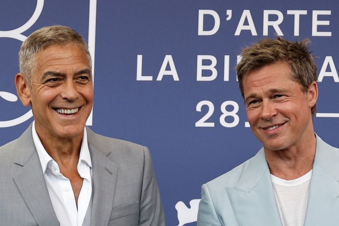 George Clooney a Brad Pitt na benátském uvedení filmu Wolfs.