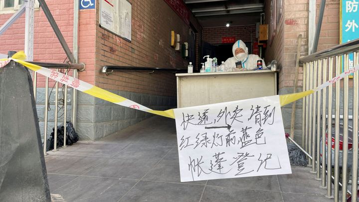 Velká čínská města se bouří proti covidovým zákazům. V Pekingu vyšli do ulic studenti; Zdroj foto: Reuters