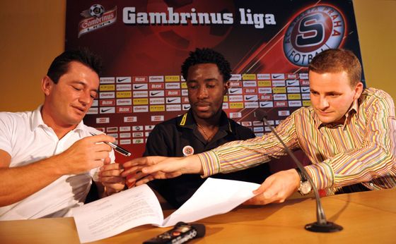Dalibor Lacina a Bony Wilfried při podpisu smlouvy se Spartou v roce 2010
