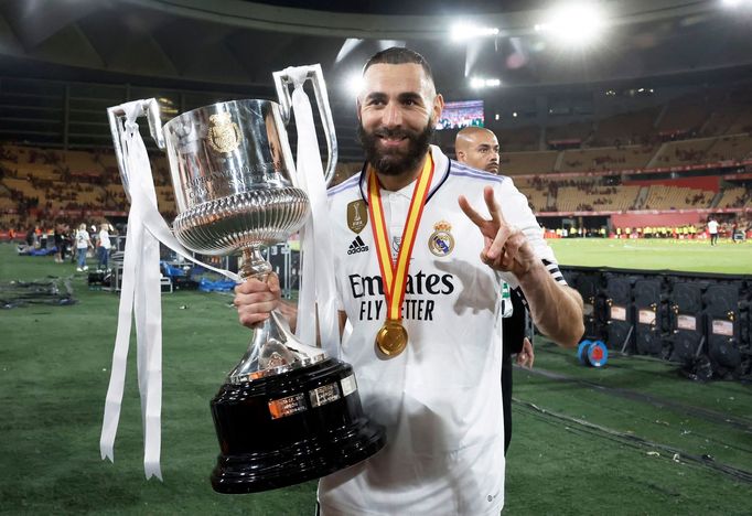 Karim Benzema s trofejí pro vítěze Španělského poháru 2023