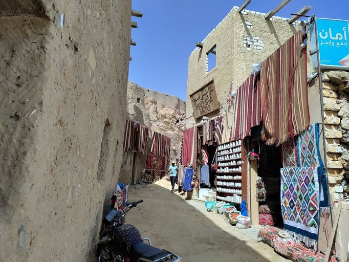 U pevnosti Síwa se nachází i kouzelný bazar, kde své výrobky prodávají Berbeři. Seženete zde nejen koberce, ale i datle, olivy a oblečení.