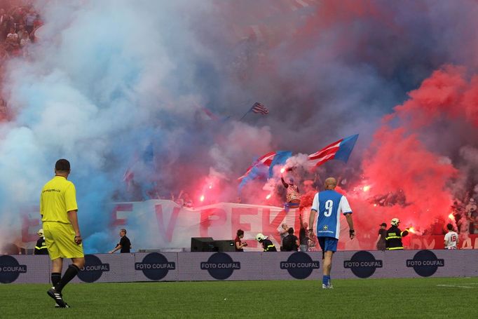 Petr Švancara se v sobotu rozloučil na legendárním fotbalovém stadionu Za Lužánkami se svojí kariérou. Na exhibici dorazily desetitisíce lidí.