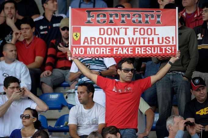 Fanoušek Felipeho Massy s transperentem proti týmové režii ve Ferrari