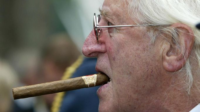 Jimmy Savile, bývalá hvězda britského showbyznysu, podle obvinění dlouhé roky zneužíval nezletilé dívky. V roce 2011 zemřel, zde je na archivním snímku z roku 2005.