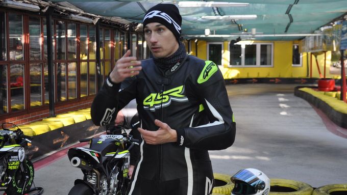 Lukáš Pešek vidí svoji motocyklovou školu jako svoje nové poslání. Trénuje malé kluky i velké motorkáře.