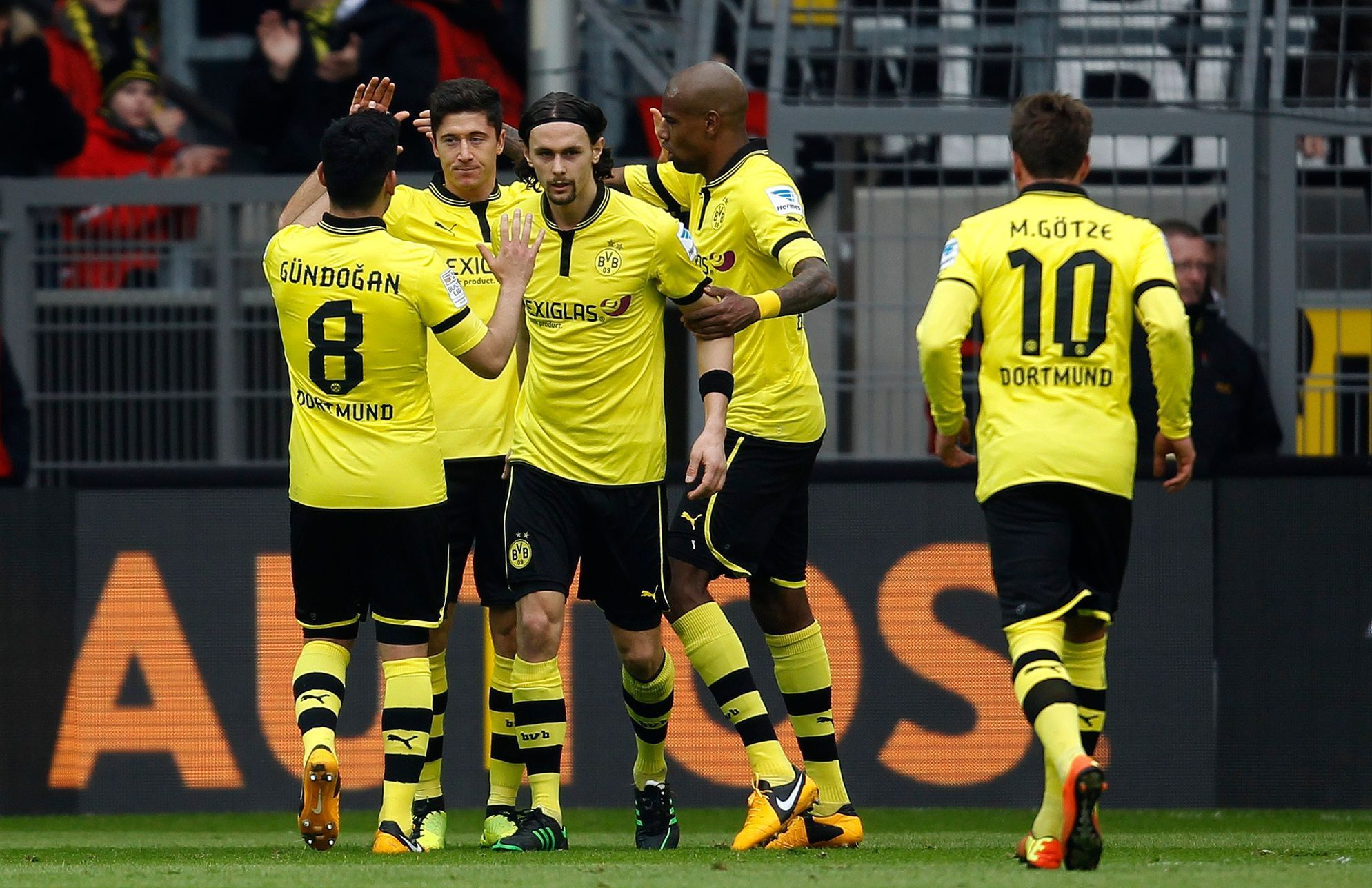 Fotbalisté Borussie Dortmund se radují z branky do sítě Freiburgu
