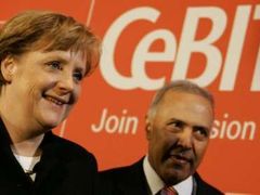 Pátý nejlépe placený muž v Evropě Arun Sarin otevíral veletrh CeBIT spolu s kancléřkou Angelou Merkelovou