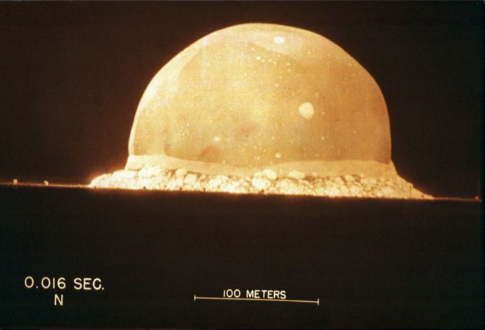 Fotografie ukazuje první test atomové bomby 16. července 1945 v 5:29:45 na základně Trinity v Novém Mexiku v USA.