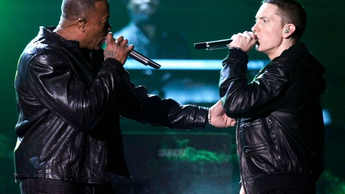 Eminem nakonec proměnil jen dvě nominace. Na pódiu ho doprovodil producent Dr. Dre.
