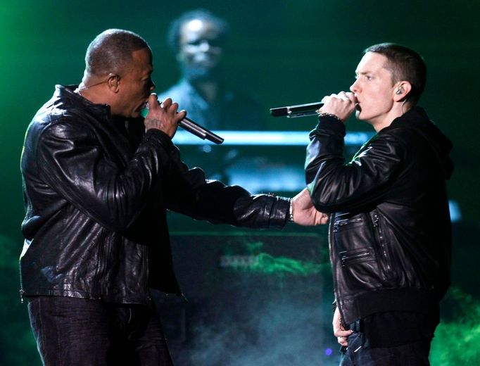 Eminem nakonec proměnil jen dvě nominace. Na pódiu ho doprovodil producent Dr. Dre.