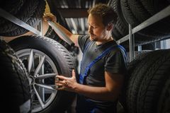 Podvodníci vyberou i miliony. Jak fungují podvodné e-shopy a proč na ně lidé naletí
