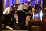 Teroristický útok v centru Londýna si vyžádal nejméně sedm obětí a desítky zraněných.